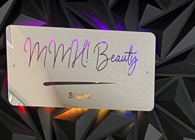 Espejo decorativo en MMH BEAUTY, Tampa, Florida, US, reflejando estilo moderno y sofisticado.