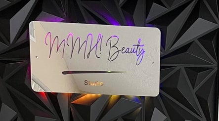 Espejo decorativo en MMH BEAUTY, Tampa, Florida, US, reflejando estilo moderno y sofisticado.