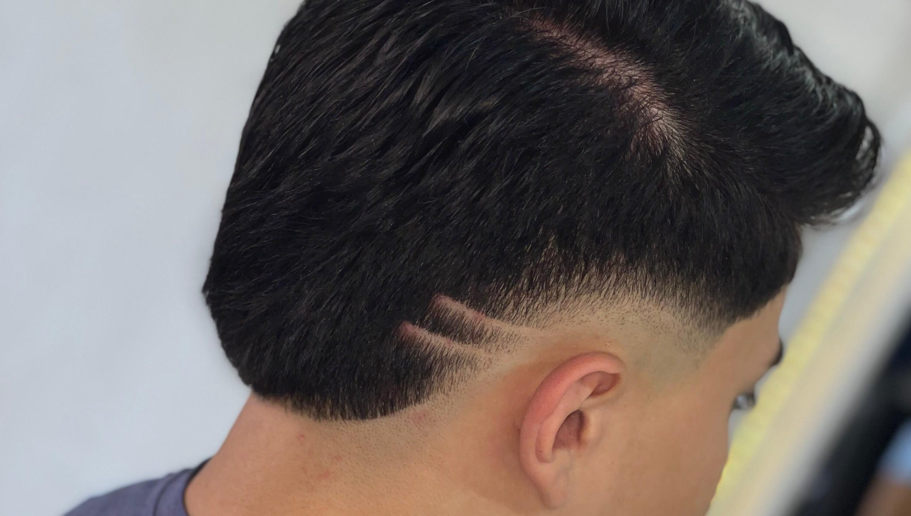 Corte moderno en Barber Estudio Blessed, Zaragoza, Chimaltenango, GT, con diseño en la nuca.