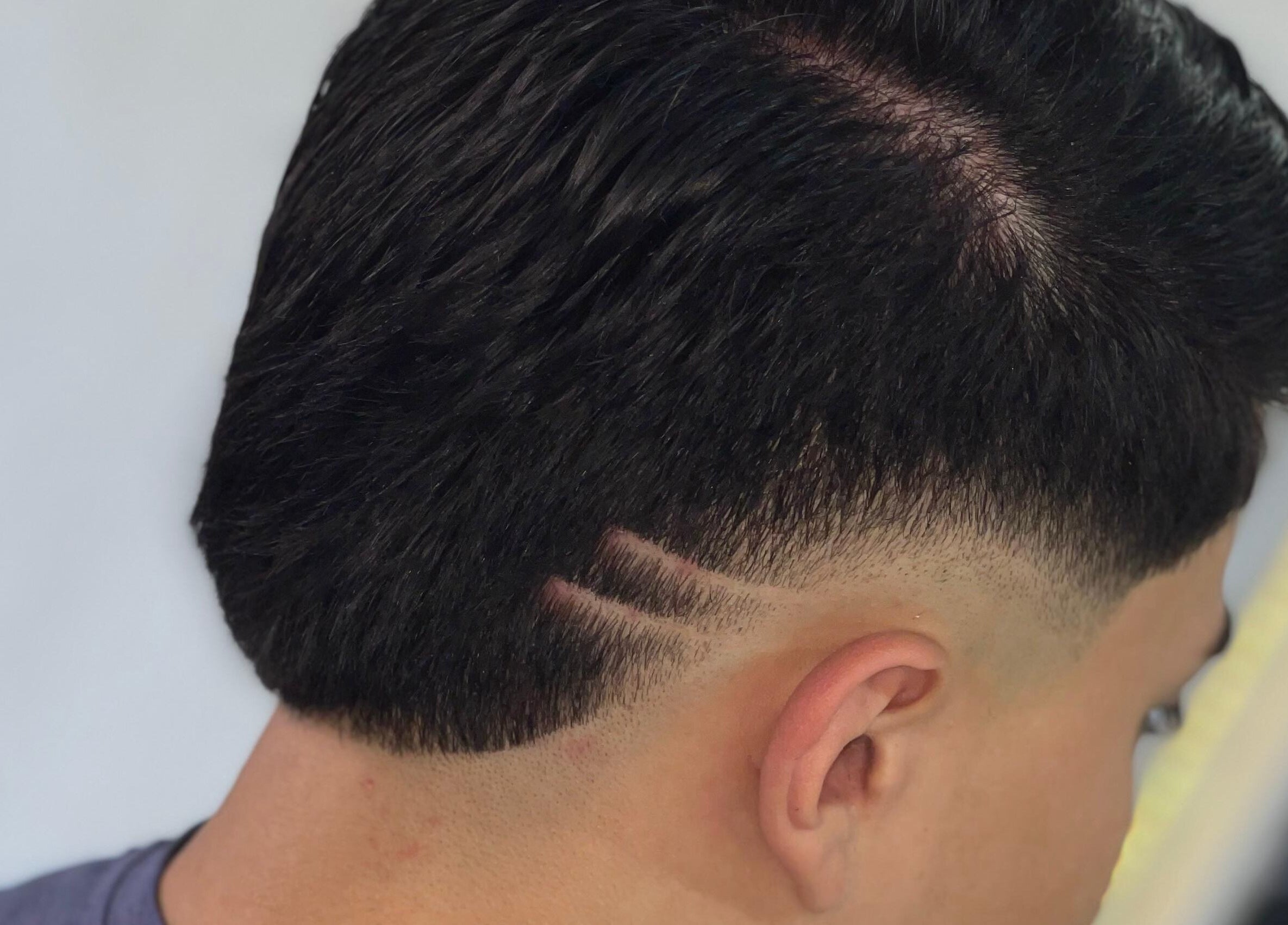 Corte moderno en Barber Estudio Blessed, Zaragoza, Chimaltenango, GT, con diseño en la nuca.