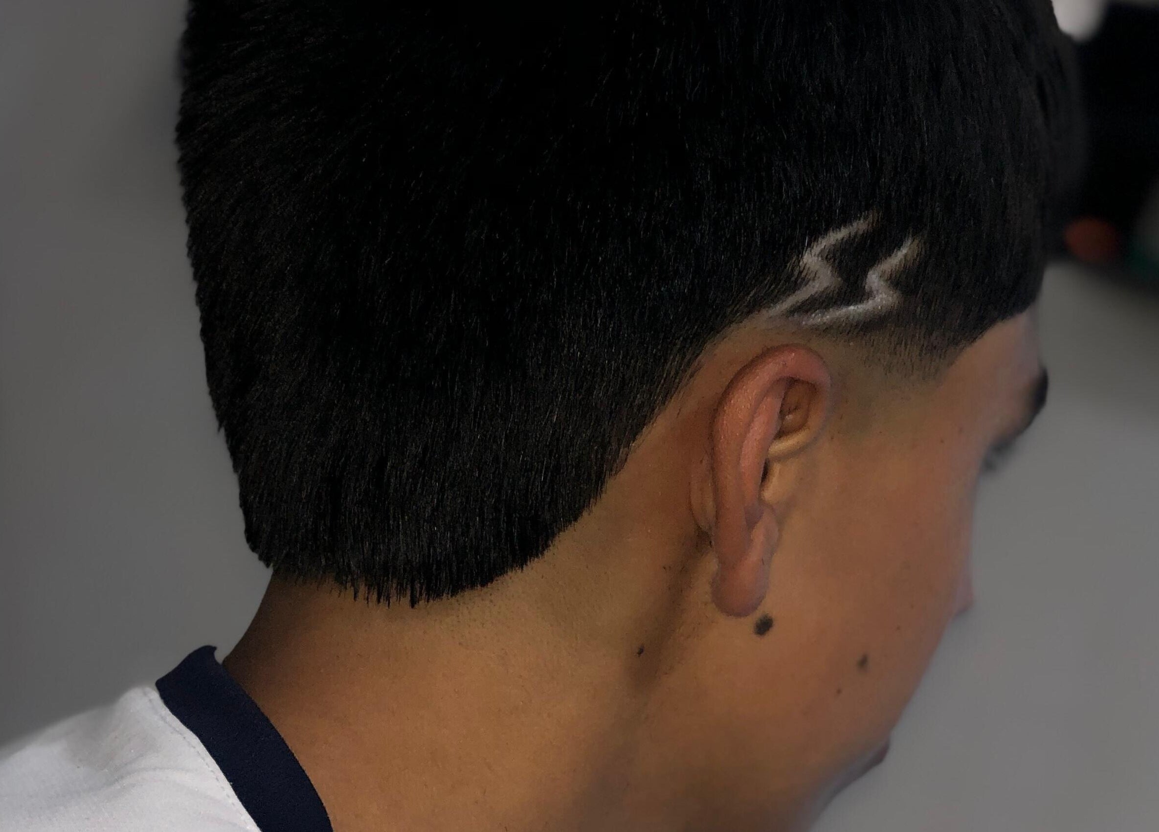 Corte de cabello con diseño zigzag en Barber Estudio Blessed, Zaragoza, Chimaltenango, GT.