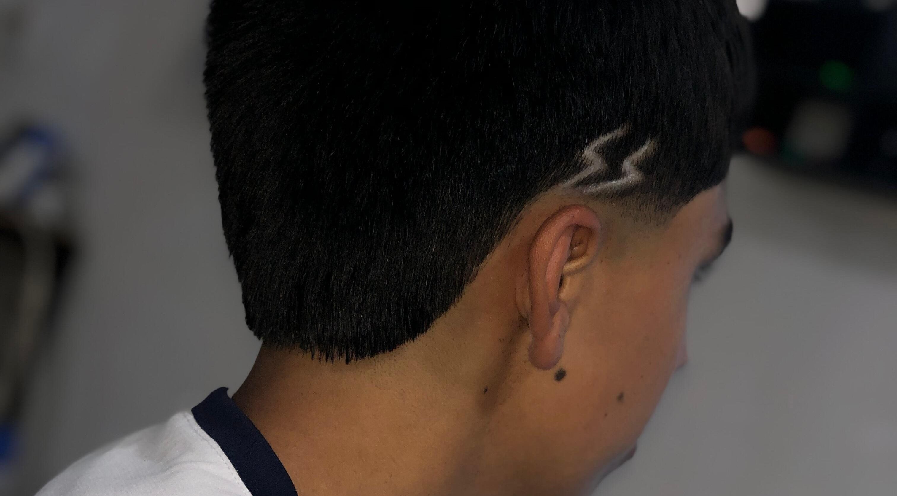 Corte de cabello con diseño zigzag en Barber Estudio Blessed, Zaragoza, Chimaltenango, GT.