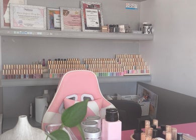 Espacio de belleza en Azul Rose Beauty, Los Alcázares, mostrando diplomas y productos de belleza.