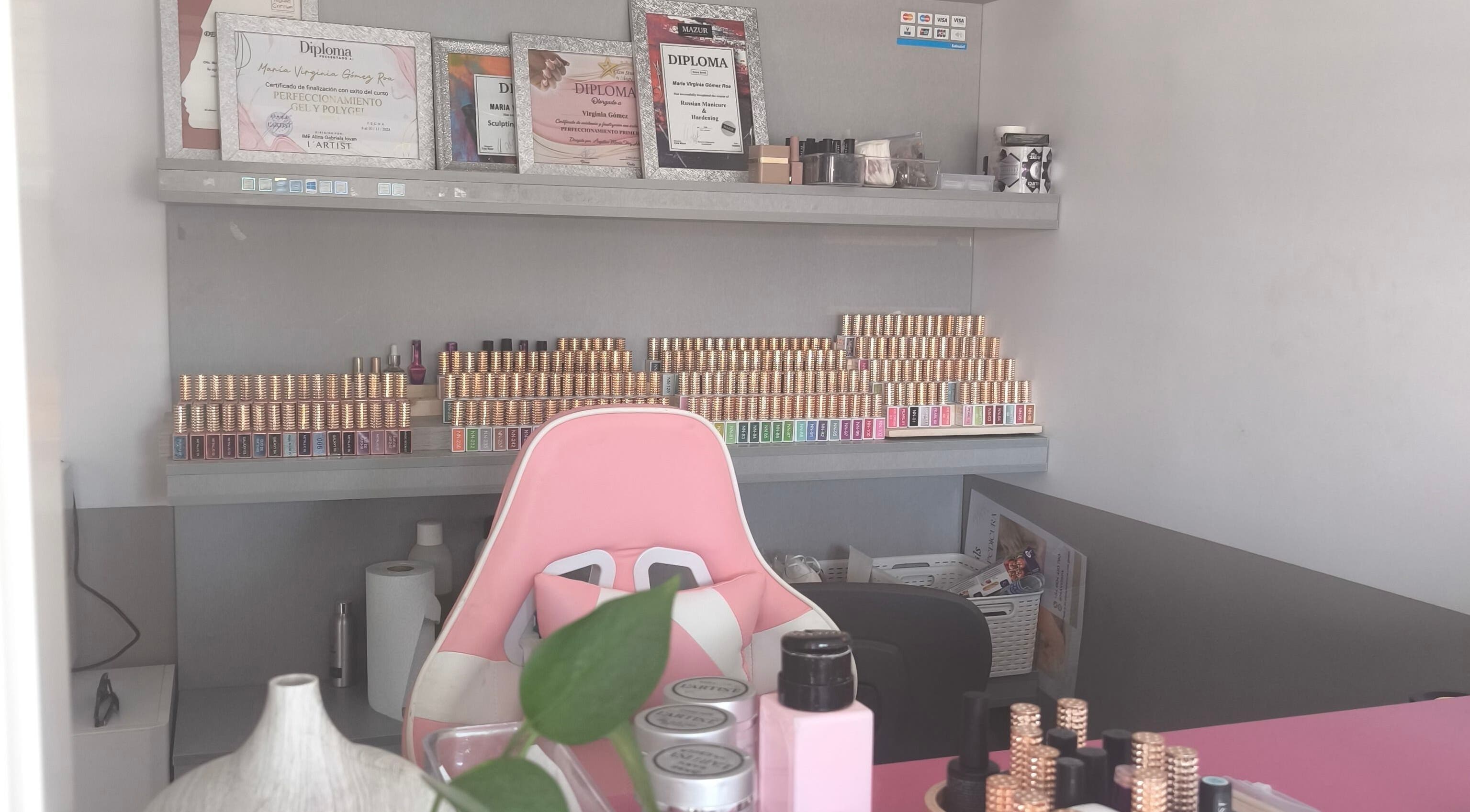 Espacio de belleza en Azul Rose Beauty, Los Alcázares, mostrando diplomas y productos de belleza.