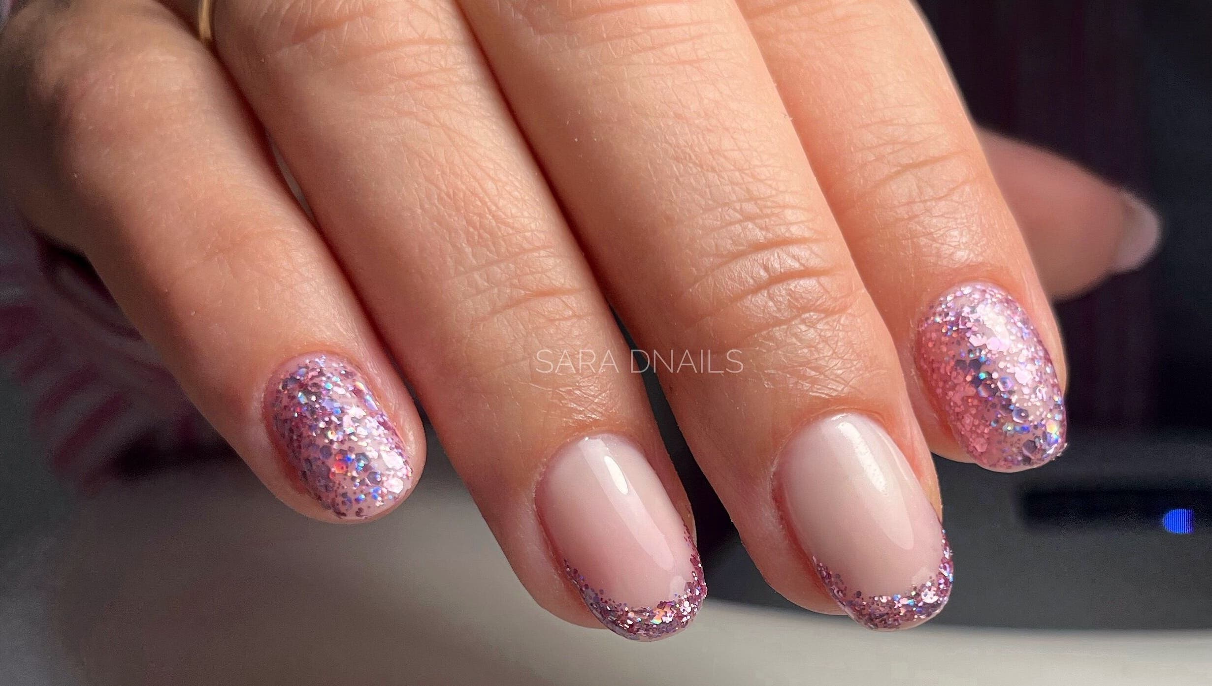 Manucure scintillante rose à Sara D Nails, Meylan, Auvergne-rhône-alpes, FR