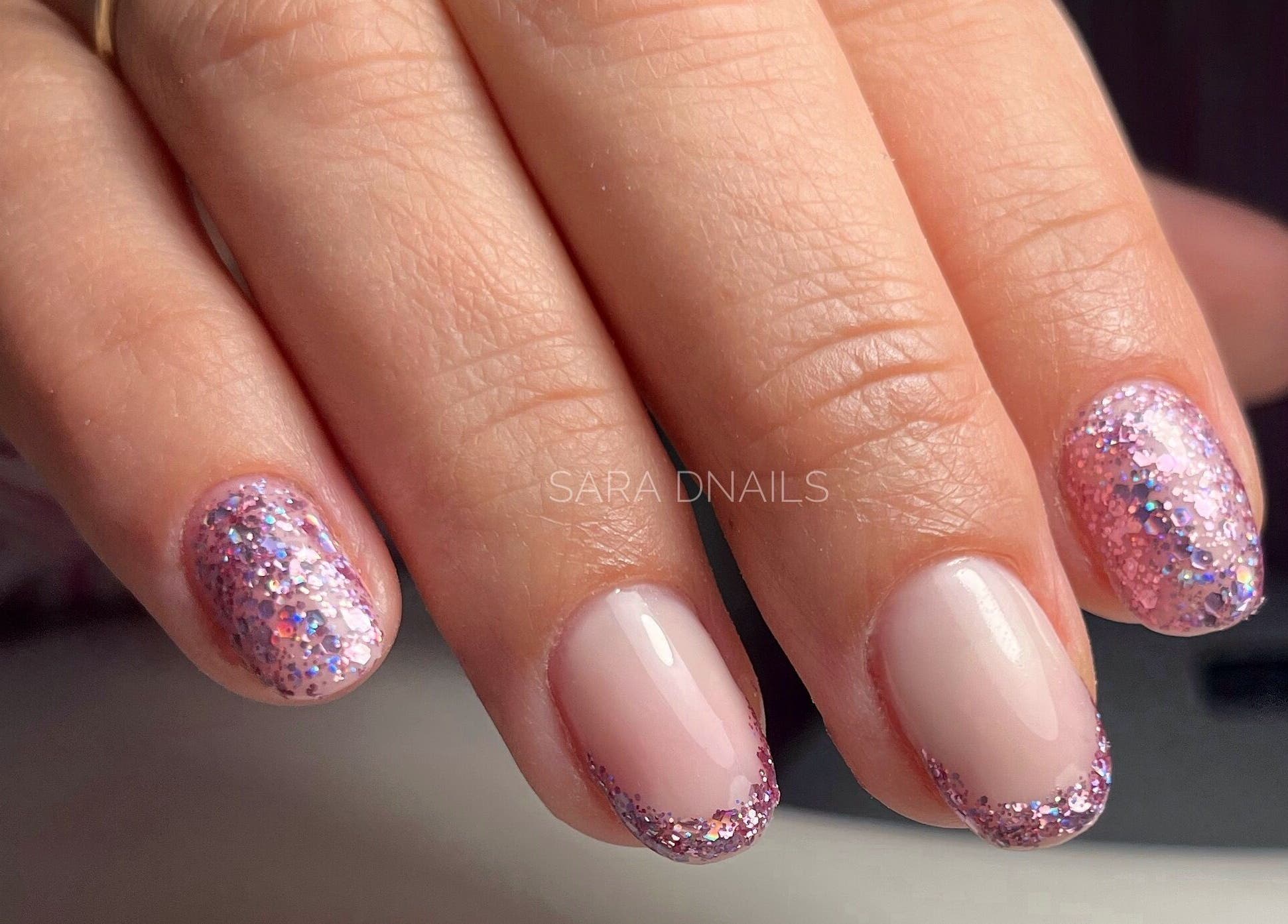 Manucure scintillante rose à Sara D Nails, Meylan, Auvergne-rhône-alpes, FR