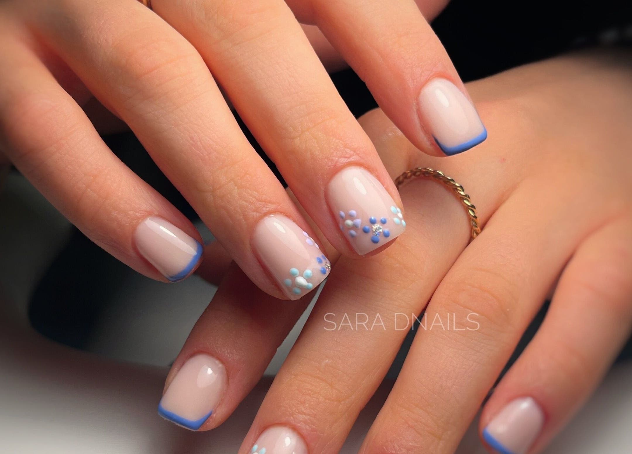 Manucure élégante avec motifs bleus à Sara D Nails à Meylan, Auvergne-rhône-alpes, FR.