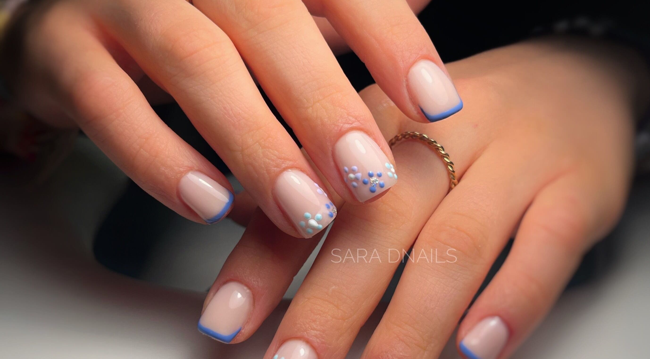 Manucure élégante avec motifs bleus à Sara D Nails à Meylan, Auvergne-rhône-alpes, FR.