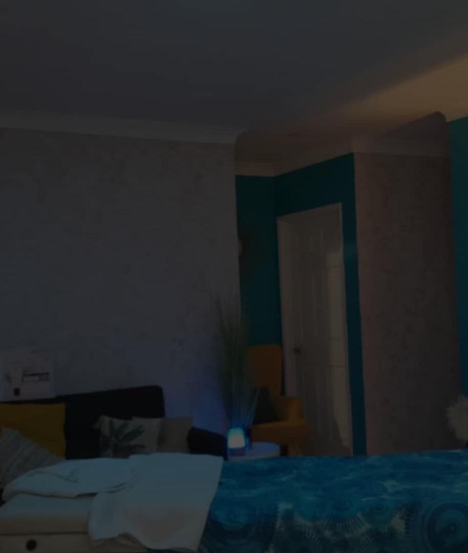 Salon de massage apaisant à Le Petit Cocon de Sandrine, Nouméa, Province Sud, NC, éclairé doucement.