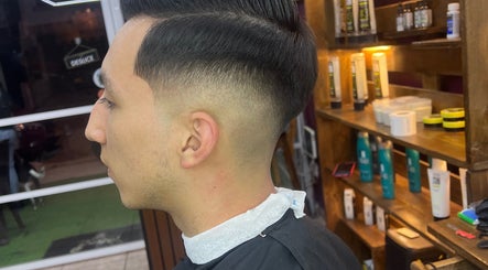 Image de Barbería Mens Cuts and Shaves(sede Valle del Lili) 3