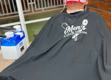 Cliente en Mens Cuts and Shaves, sede ingenio, Cali, recibiendo tratamiento de belleza profesional.