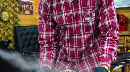 Barbero en Mens Cuts and Shaves, sede ingenio, aplica tratamiento en Cali, Valle Del Cauca, CO.