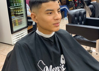 Joven con corte moderno en Mens Cuts and Shaves (sede ingenio), Cali, Valle Del Cauca, CO.