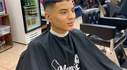 Joven con corte moderno en Mens Cuts and Shaves (sede ingenio), Cali, Valle Del Cauca, CO.