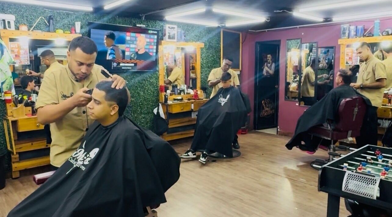 Interior de Mens Cuts and Shaves (sede ingenio) en Cali, Valle Del Cauca, CO, mostrando a barberos trabajando.