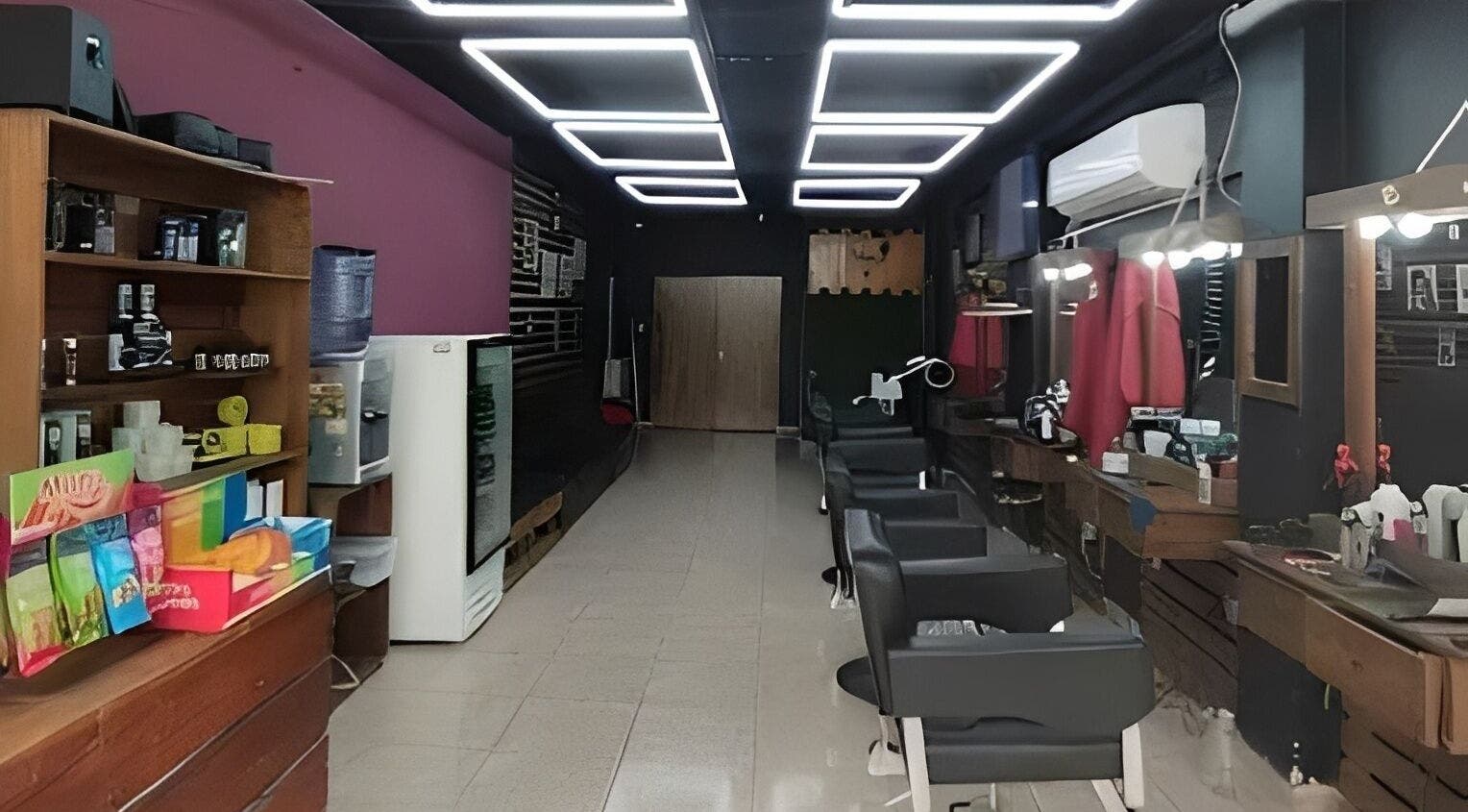 Interior de Barbería Mens Cuts and Shaves(sede Valle del Lili), Cali, Valle Del Cauca, CO. Ambiente moderno y acogedor.