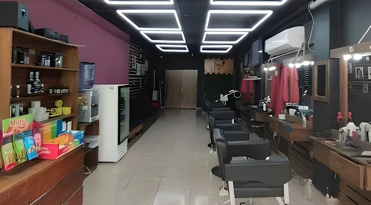 Interior de Barbería Mens Cuts and Shaves(sede Valle del Lili), Cali, Valle Del Cauca, CO. Ambiente moderno y acogedor.