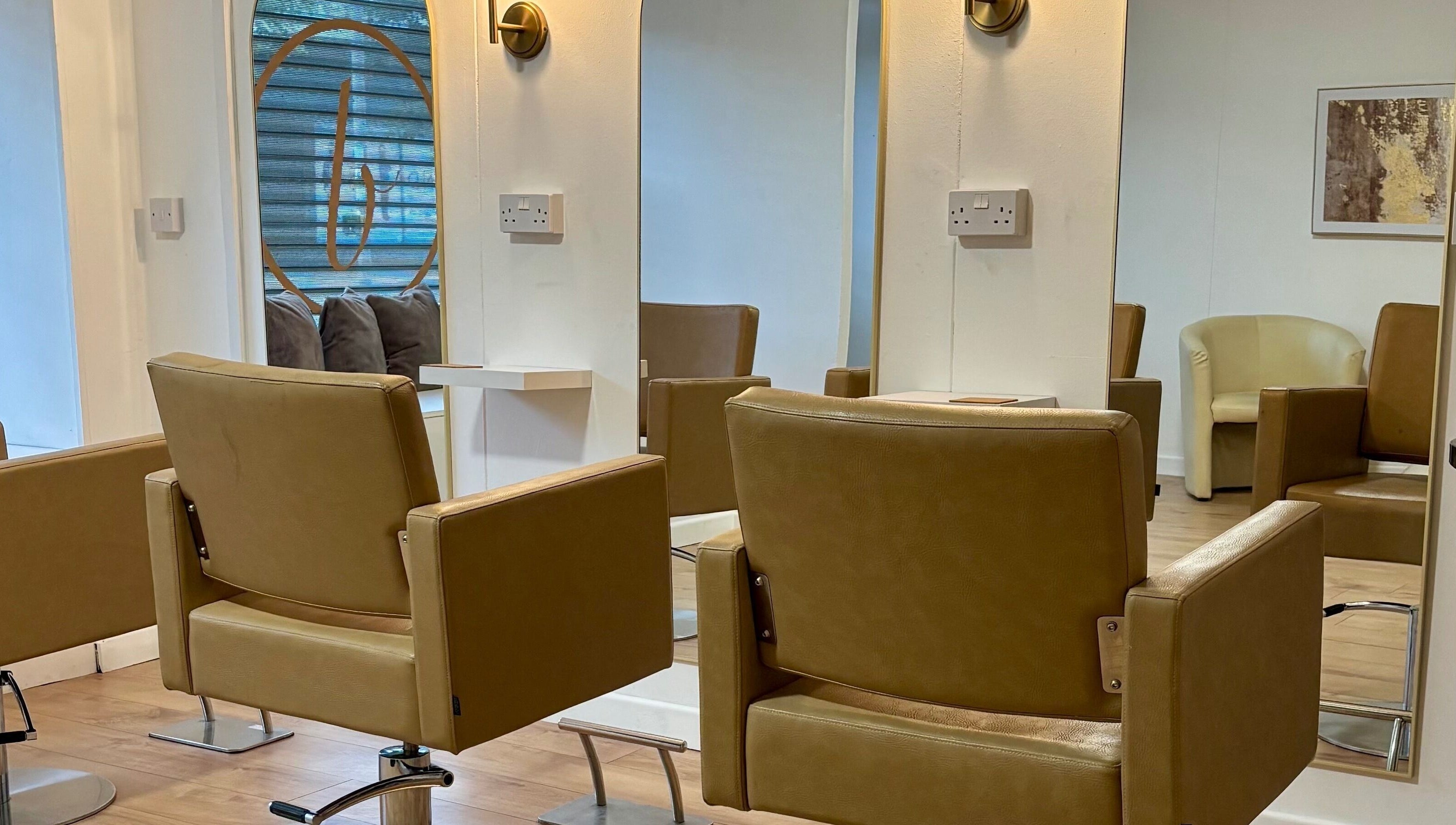 Interior elegante de Beautify en Bootle, England, GB, con sillas modernas y espejos grandes.