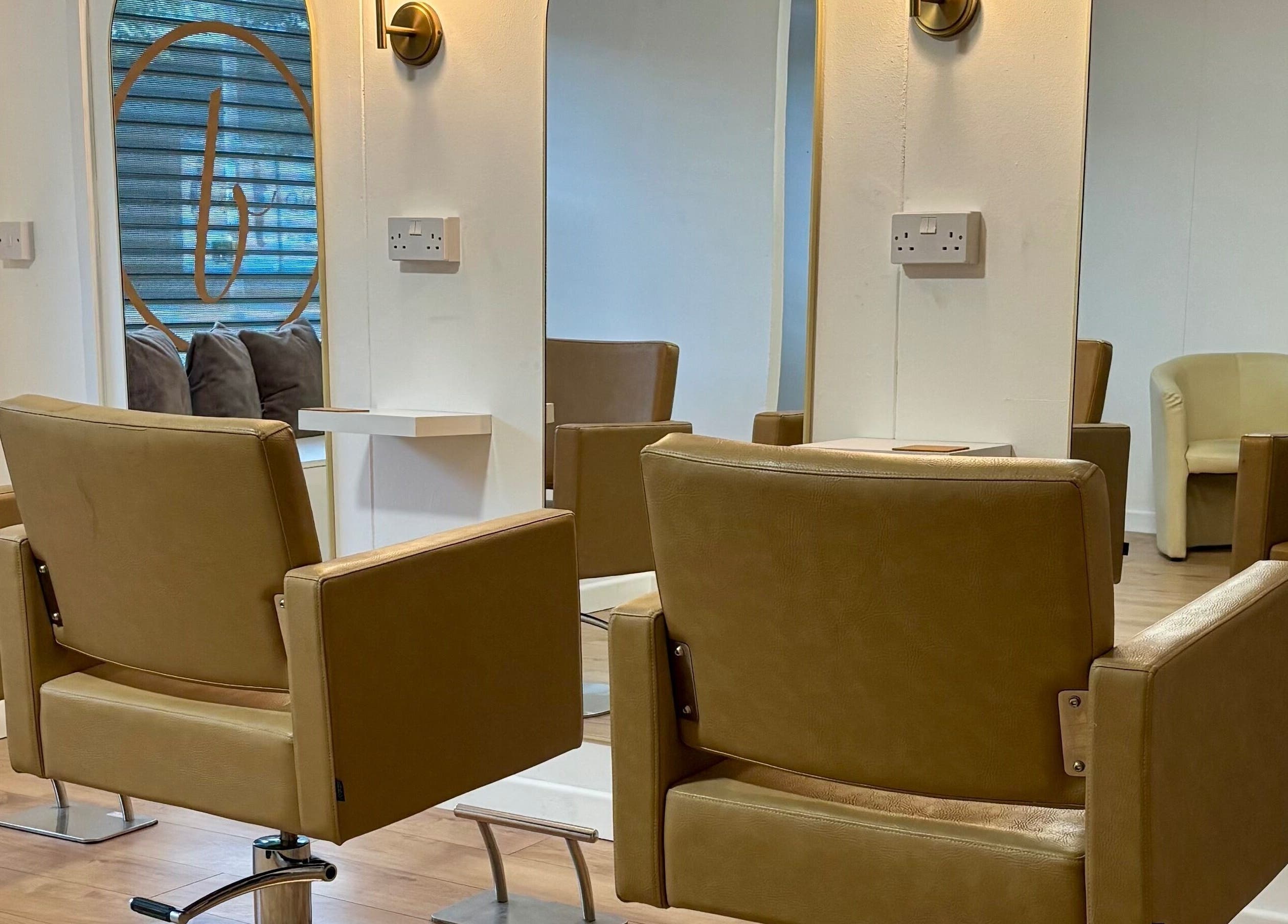 Interior elegante de Beautify en Bootle, England, GB, con sillas modernas y espejos grandes.