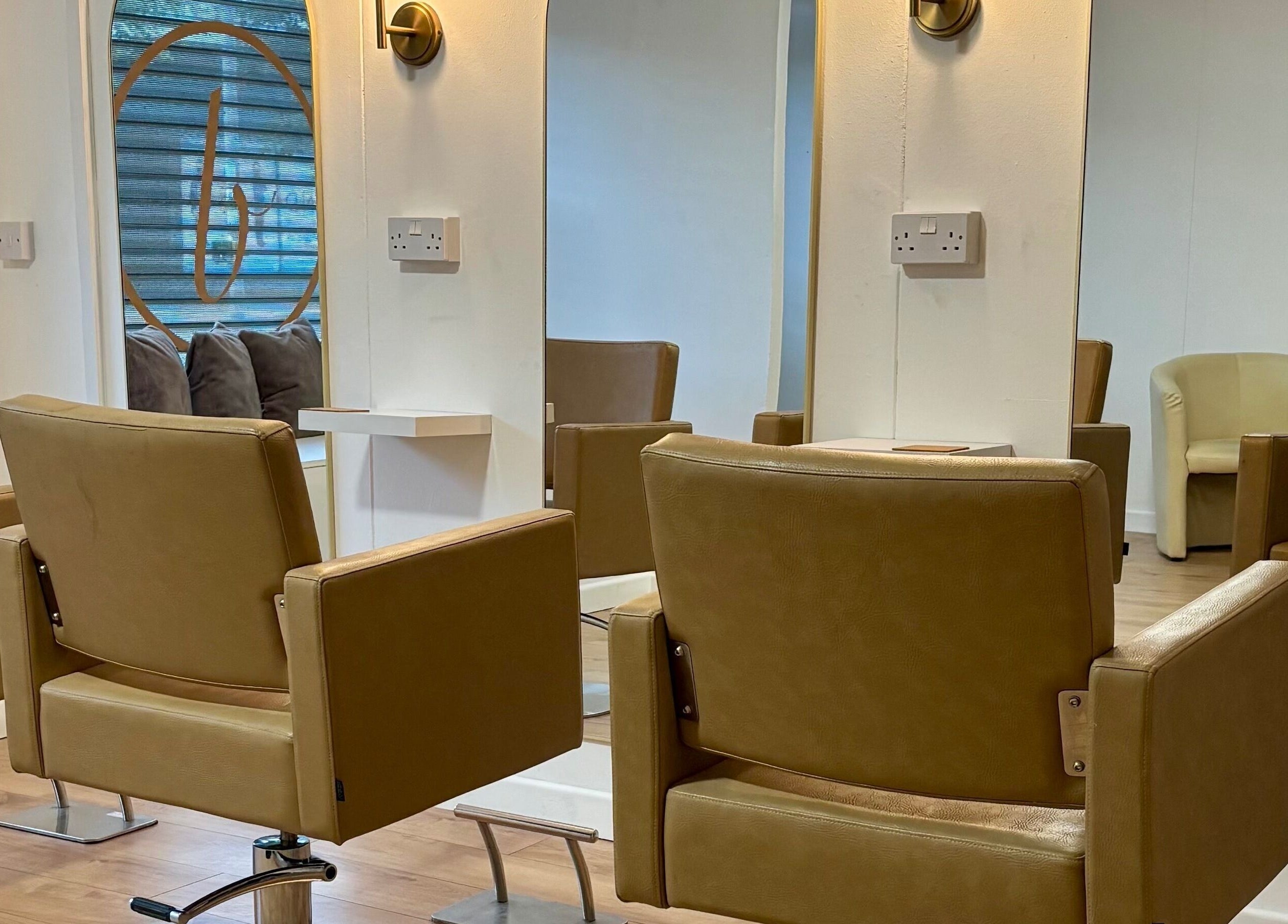 Interior elegante de Beautify en Bootle, England, GB, con sillas modernas y espejos grandes.