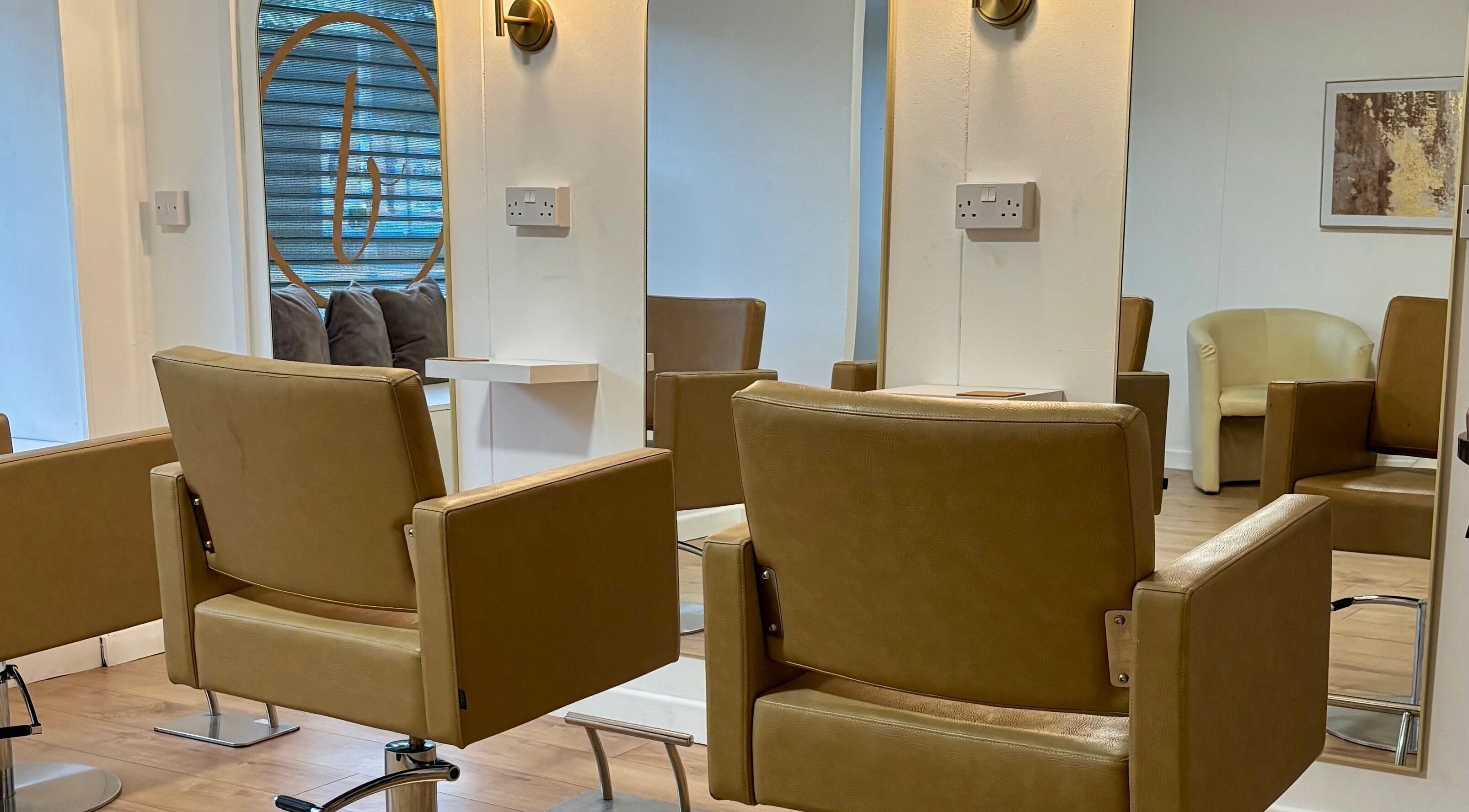 Interior elegante de Beautify en Bootle, England, GB, con sillas modernas y espejos grandes.