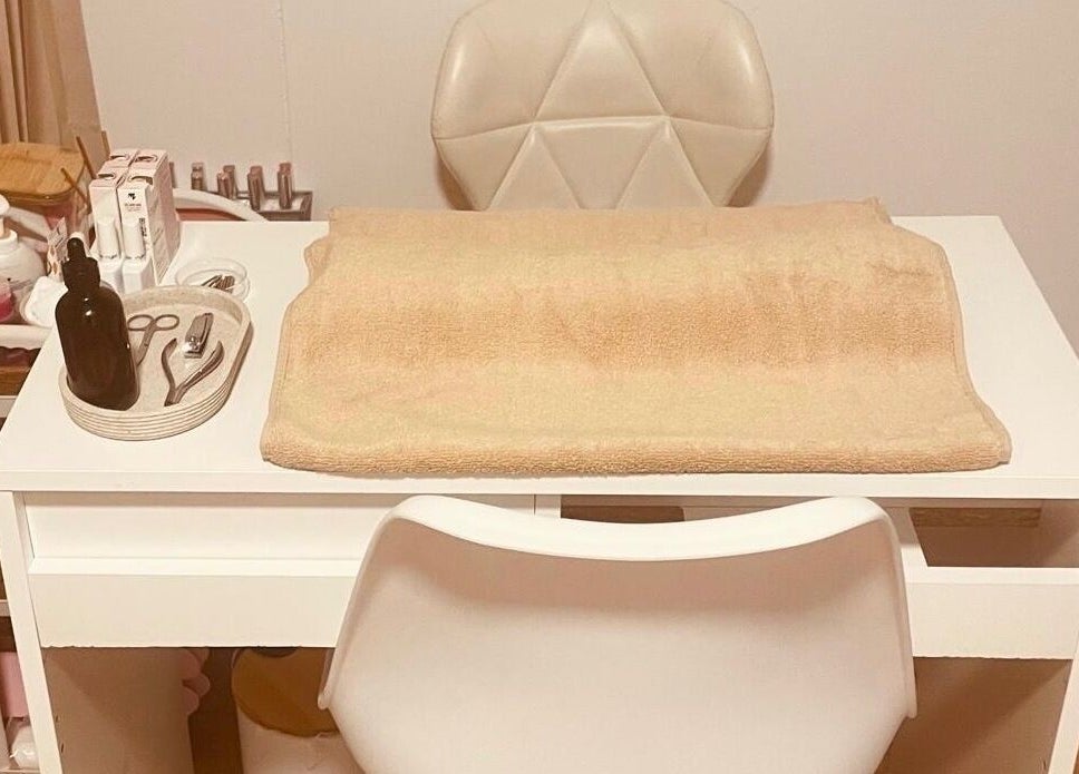 Mesa de tratamiento en Beautify, Bootle, Inglaterra, GB, equipada para servicios de belleza y bienestar.