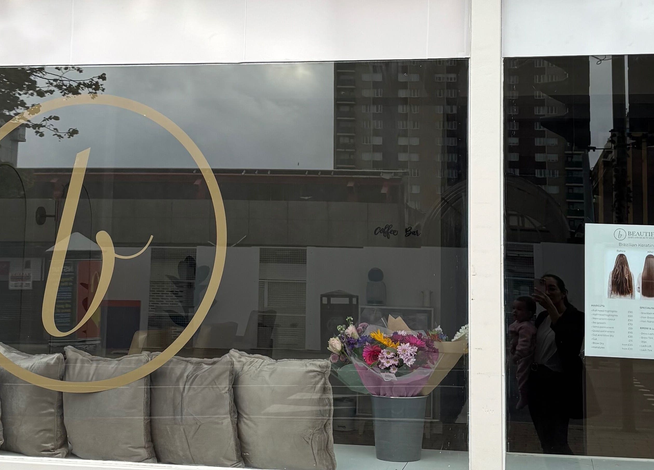 Ventana de Beautify en Bootle, Inglaterra, GB con logo dorado y ramos de flores.