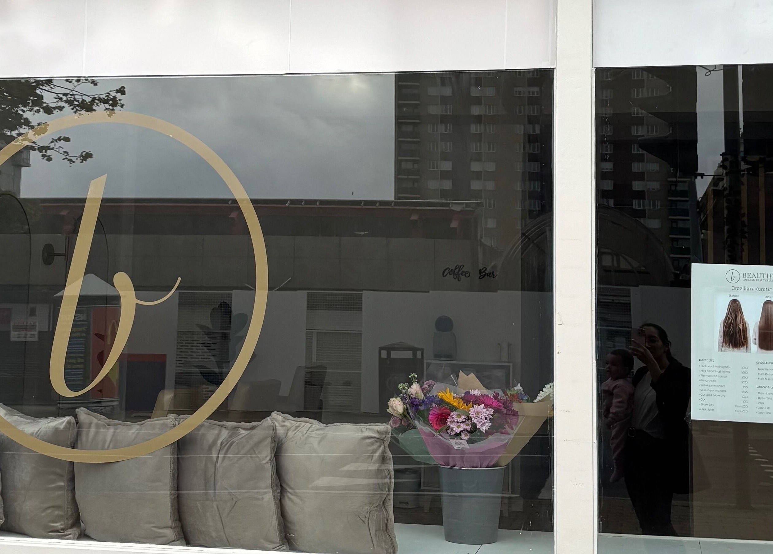 Ventana de Beautify en Bootle, Inglaterra, GB con logo dorado y ramos de flores.