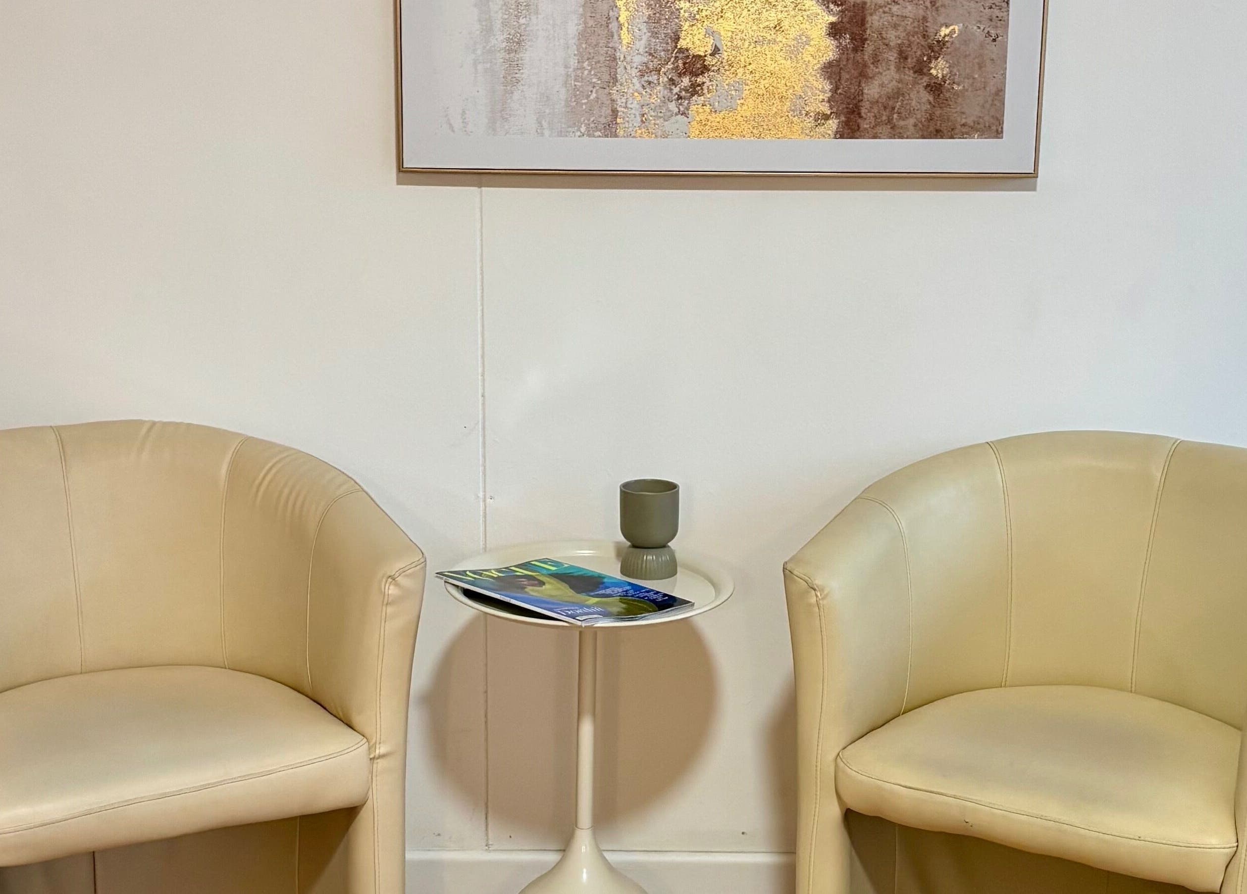 Rincón de asientos con sillas beige en Beautify, Bootle, England, GB. Ambientes elegantes y cómodos.