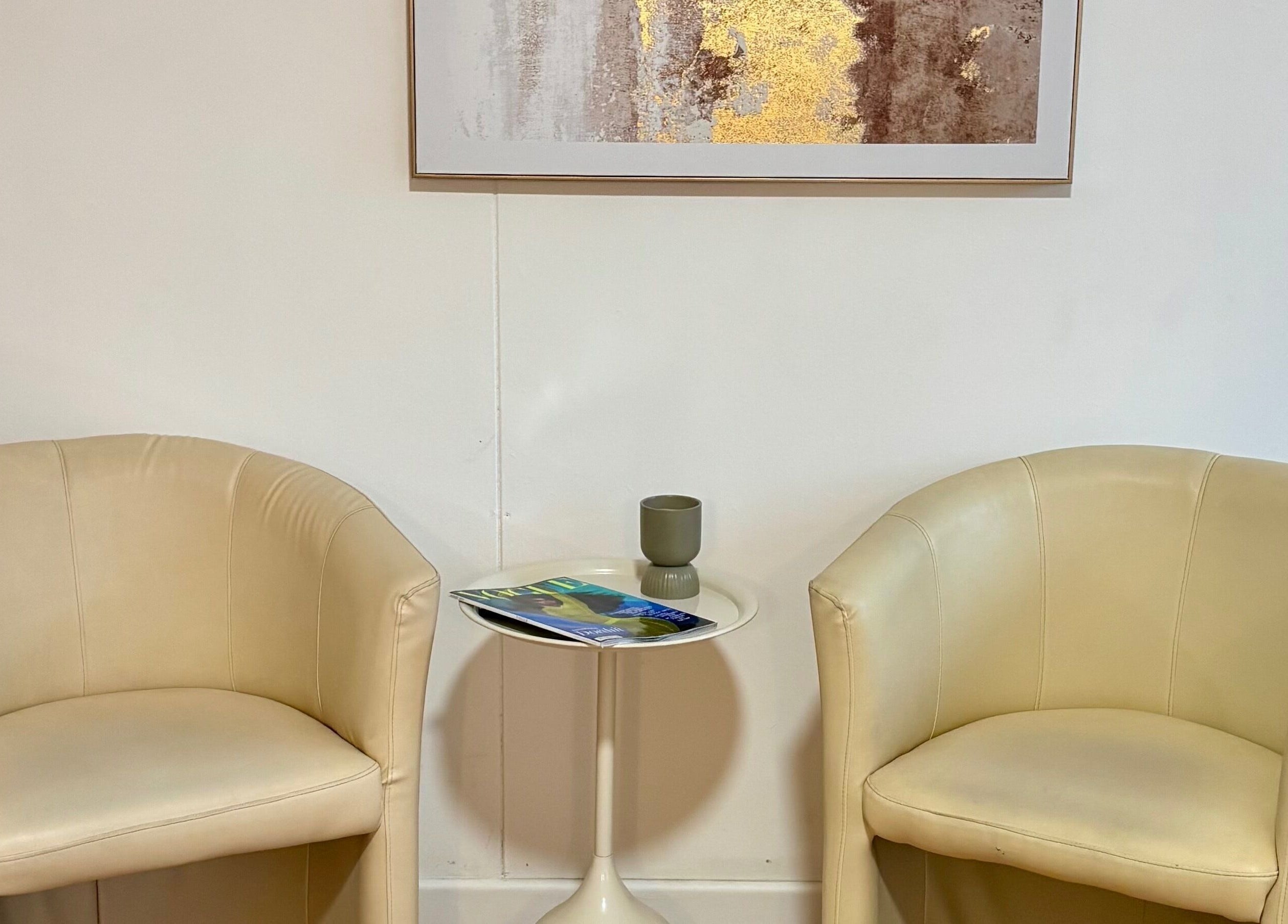 Rincón de asientos con sillas beige en Beautify, Bootle, England, GB. Ambientes elegantes y cómodos.