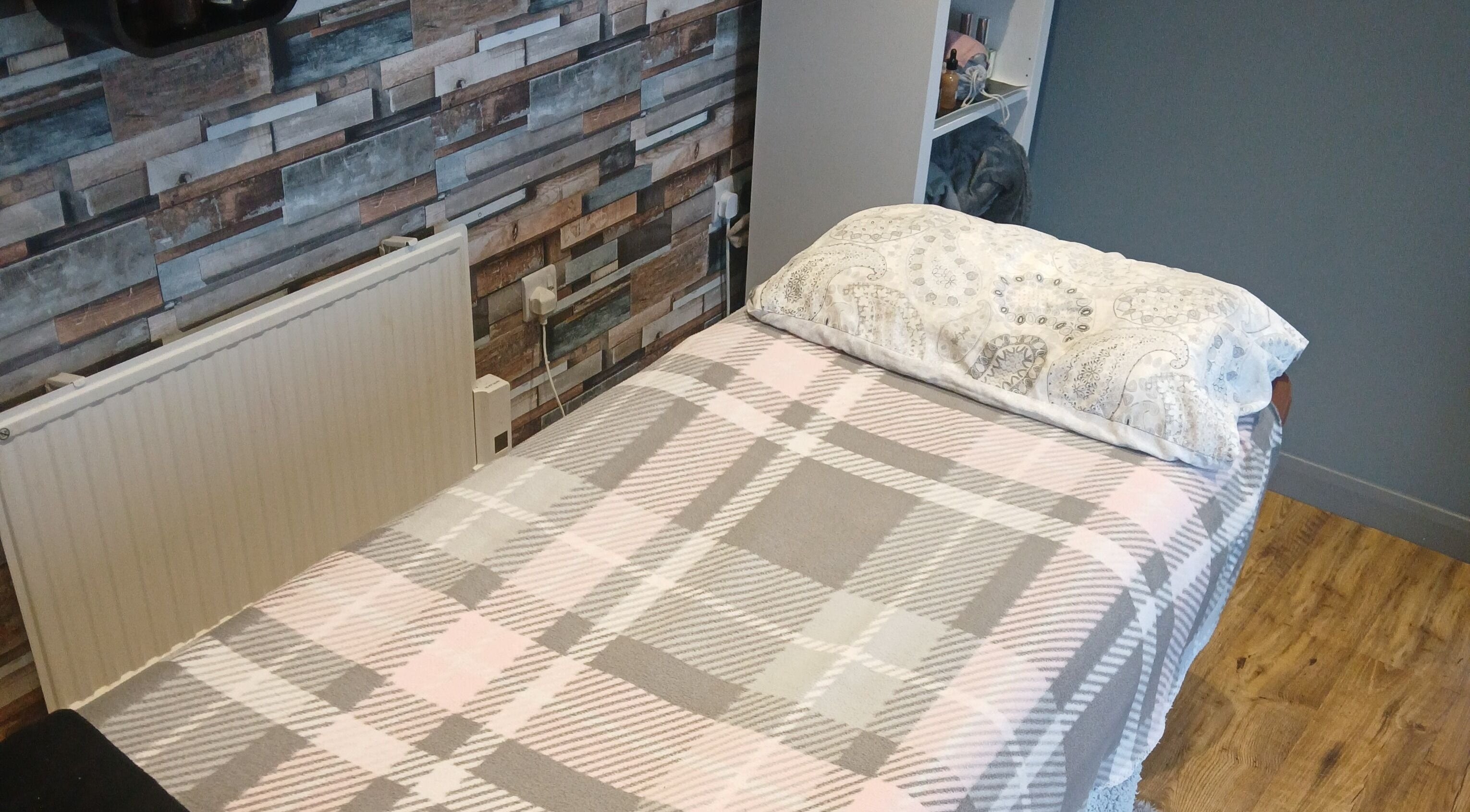 Comfortable spa bed at Pennine Silhouette, Thurgoland, England, GB with stylish decor.