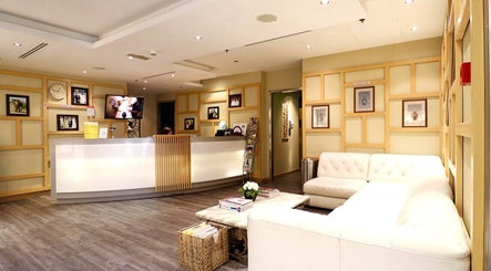 Bright lobby of Yinyang Spa-Village Mall in Dubai, Dubai, AE, featuring cozy seating and modern decor.