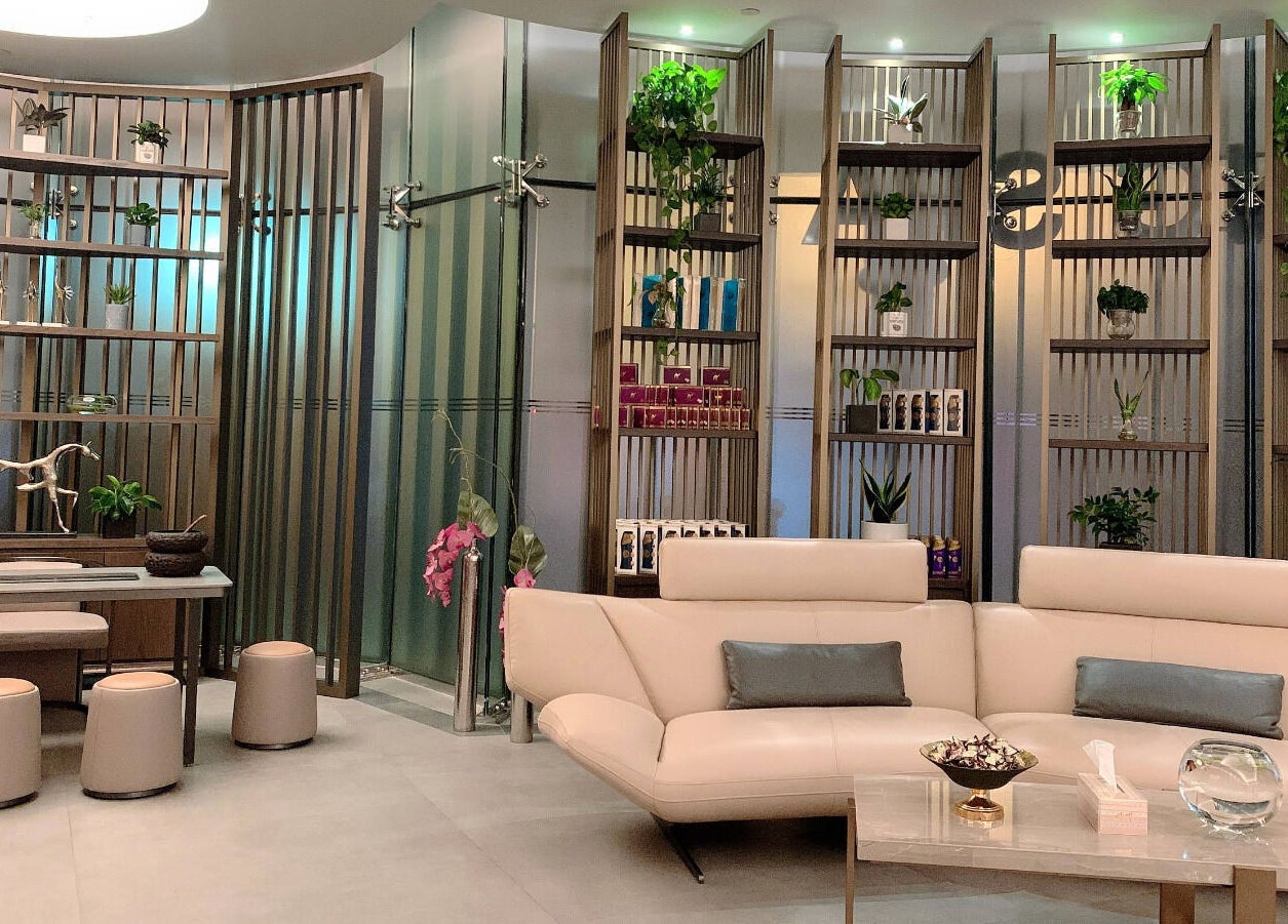 Modern lounge at Yinyang Spa - Al Ferdous, Dubai, Dubai, AE with elegant decor and cozy seating.