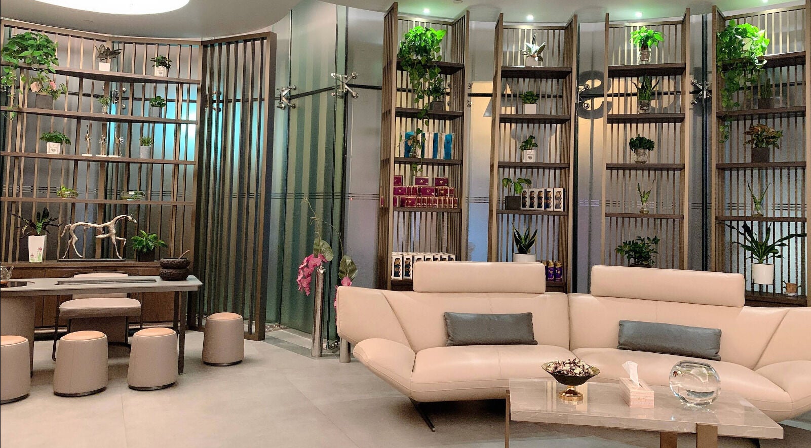 Modern lounge at Yinyang Spa - Al Ferdous, Dubai, Dubai, AE with elegant decor and cozy seating.