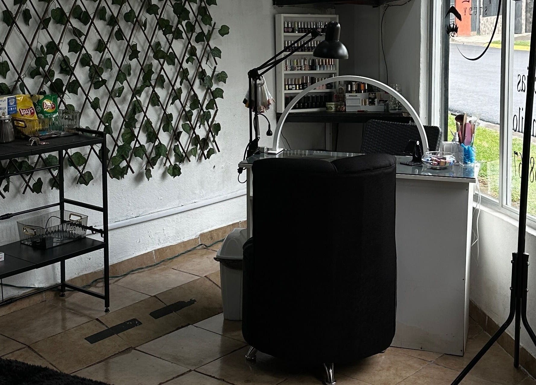 Espacio acogedor en The Lashes Study, Monterosa, Heredia, CR con mesa y decoración natural.