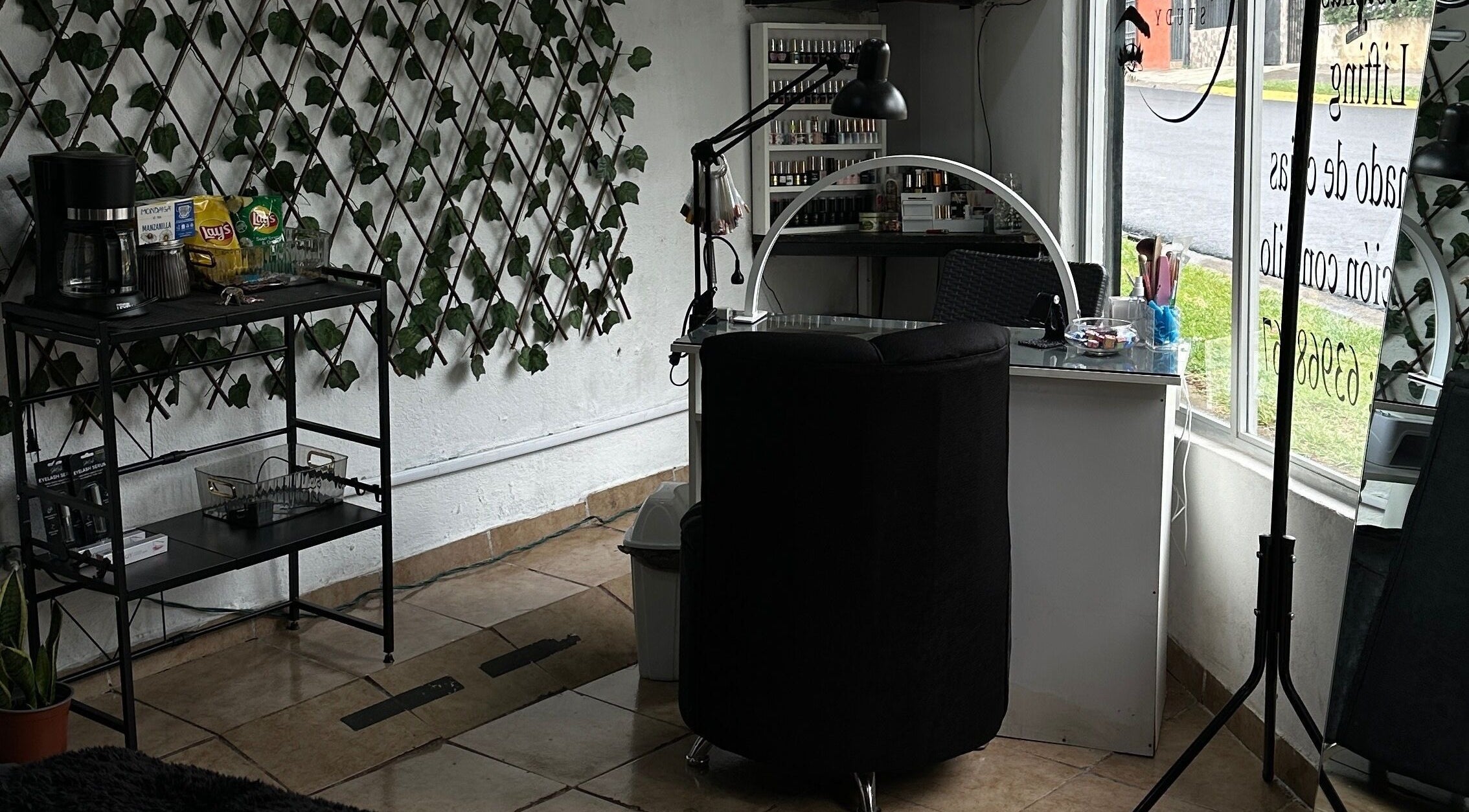 Espacio acogedor en The Lashes Study, Monterosa, Heredia, CR con mesa y decoración natural.