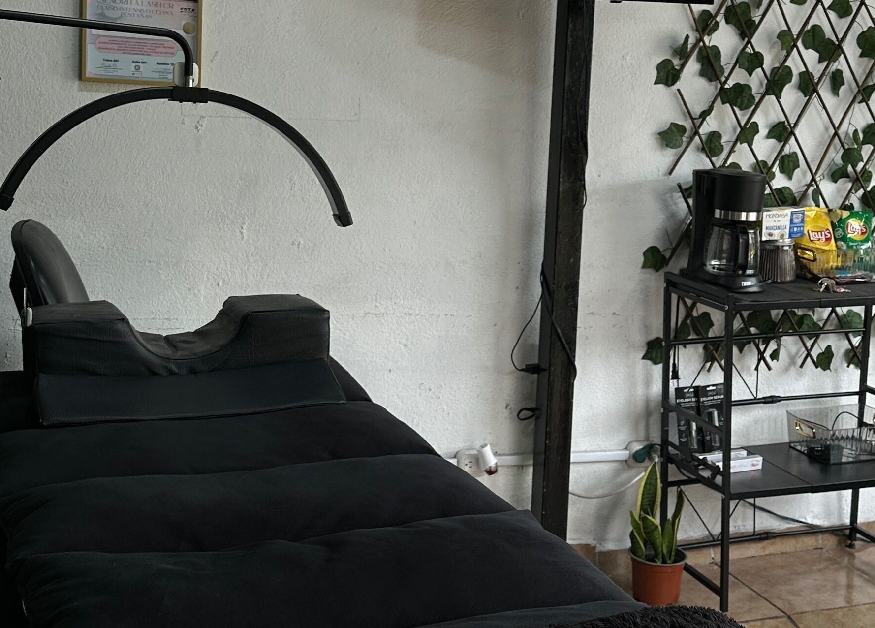 Zona de tratamiento en The Lashes Study, Monterosa, Heredia, CR, con cama y estación de café.