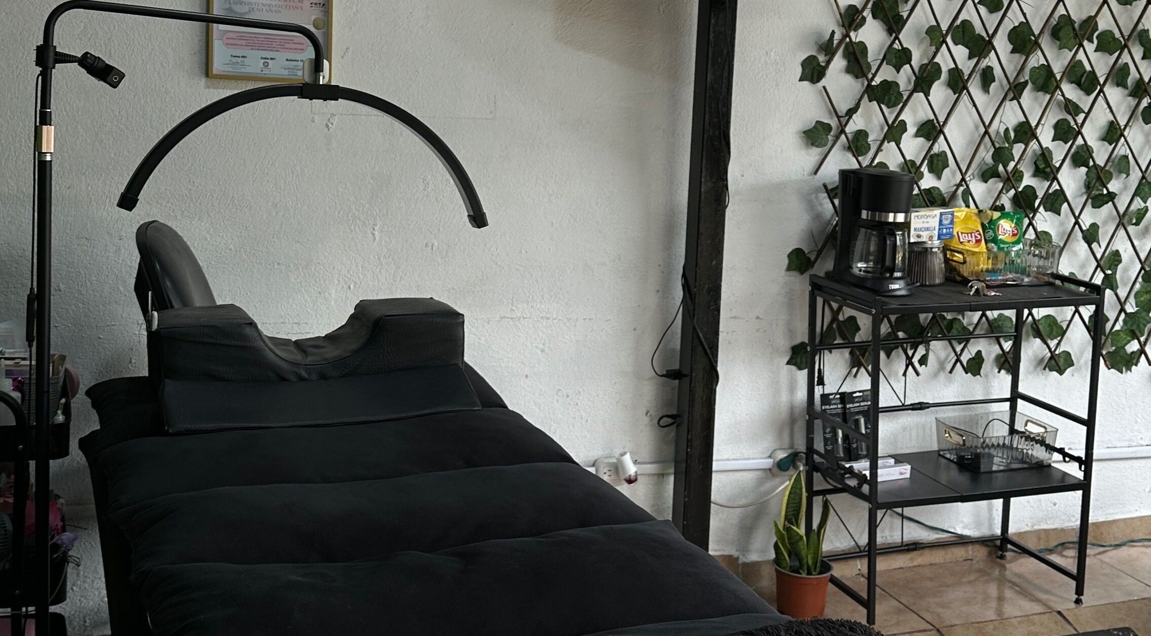 Zona de tratamiento en The Lashes Study, Monterosa, Heredia, CR, con cama y estación de café.
