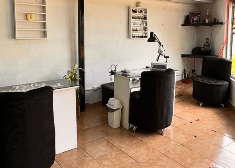 Interior acogedor de The Lashes Study en Monterosa, Heredia, CR, con muebles elegantes y luz natural.