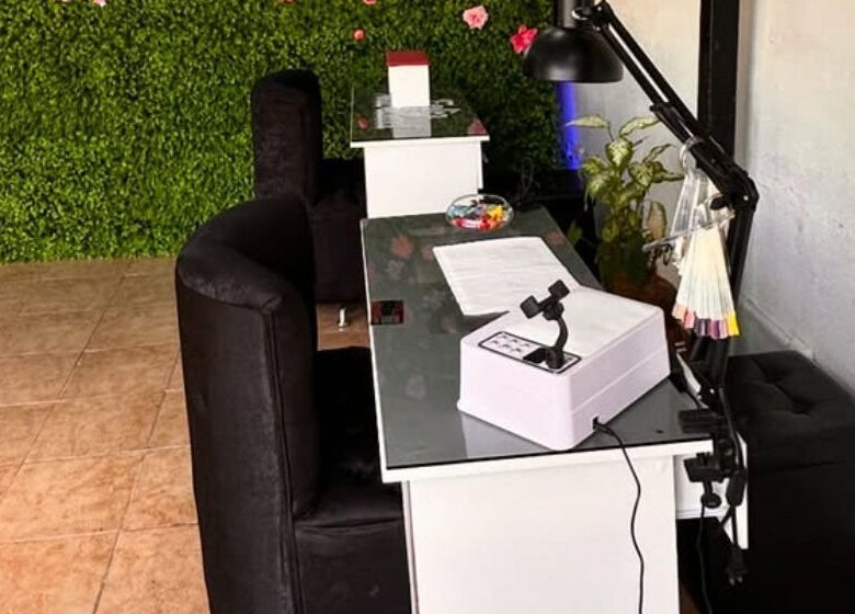 Mesa de trabajo en The Lashes Study, Monterosa, Heredia, CR con decoración de pared verde.