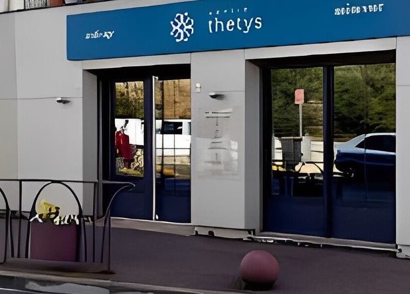 Centre Thetys Pégomas entrance showcasing modern design in Pégomas, Provence-alpes-côte D'azur, FR.