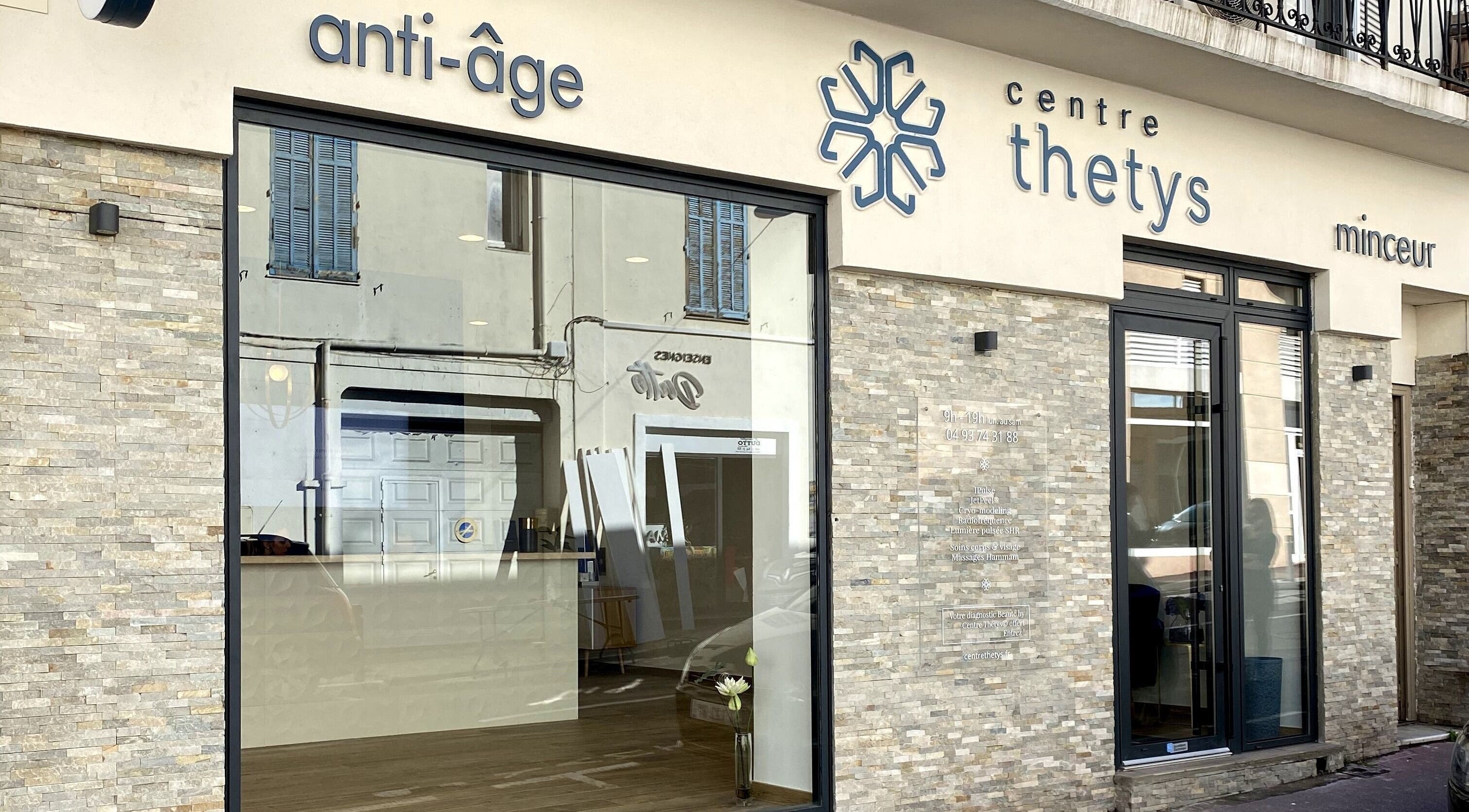 Façade élégante du Centre Thetys Antibes à Antibes, Provence-alpes-côte D'azur, FR.