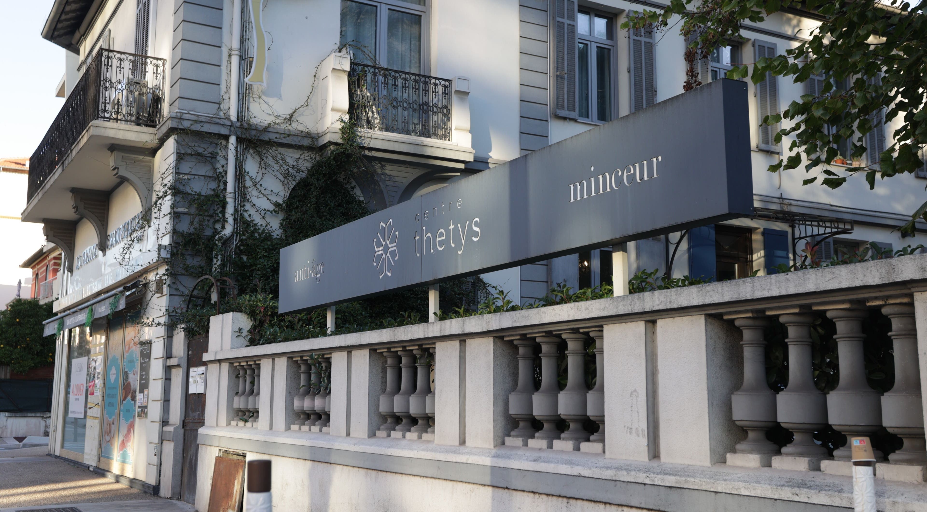 Façade du Centre Thetys Cannes à Le Cannet, Provence-alpes-côte D'azur, FR, captivante et moderne.