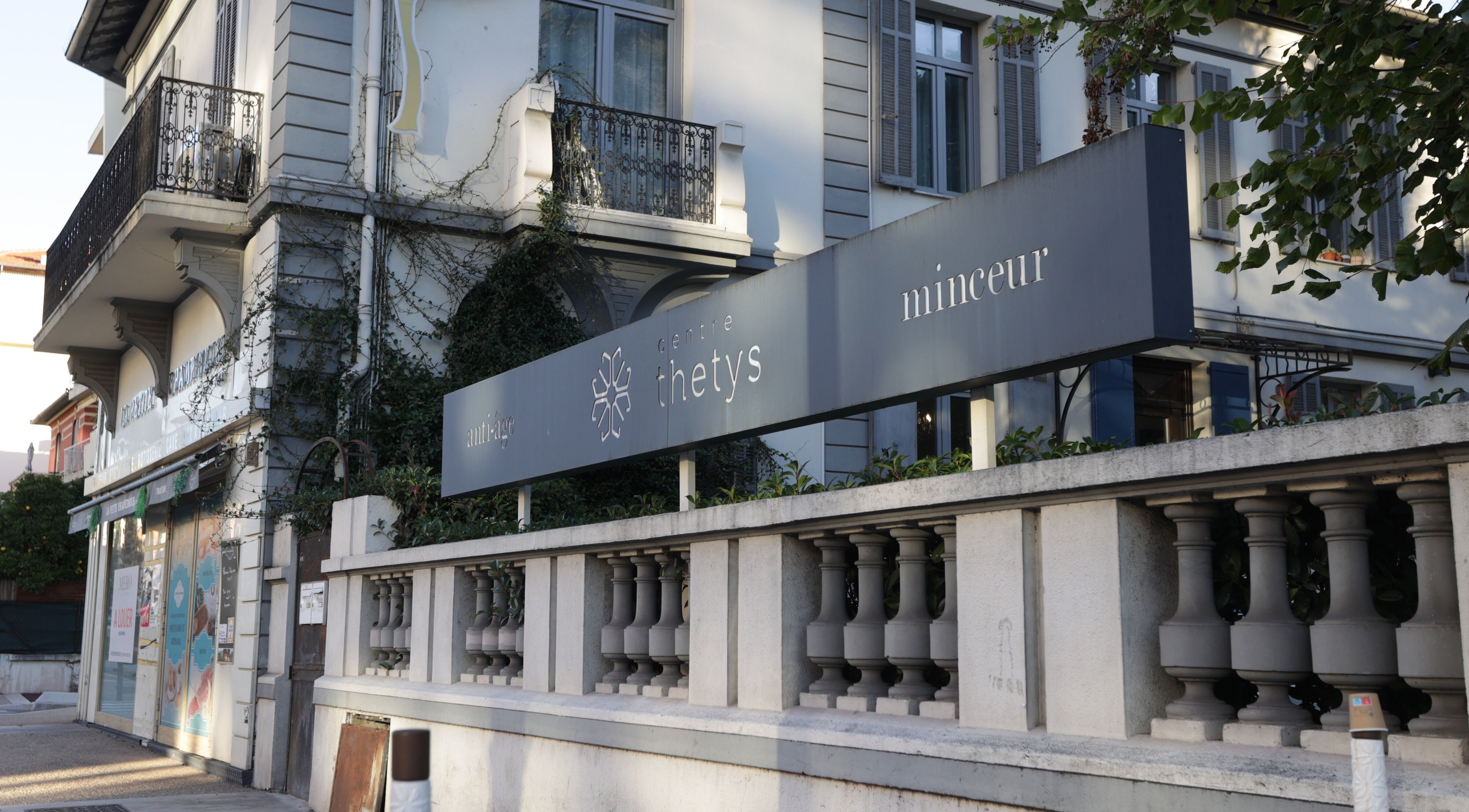 Façade du Centre Thetys Cannes à Le Cannet, Provence-alpes-côte D'azur, FR, captivante et moderne.