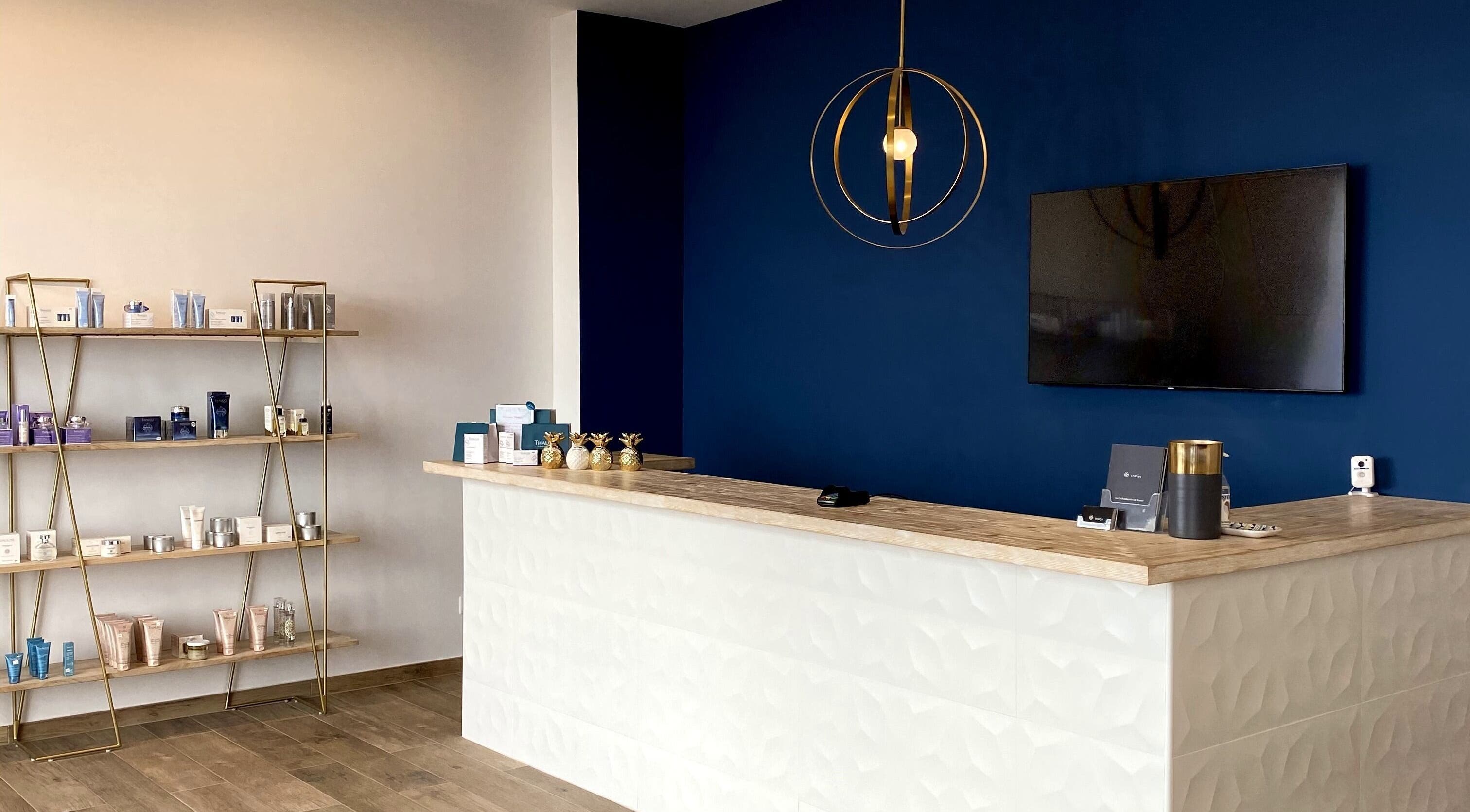 Réception moderne de Centre Thetys Antibes, Antibes, Provence-alpes-côte D'azur, FR avec étagères de produits.