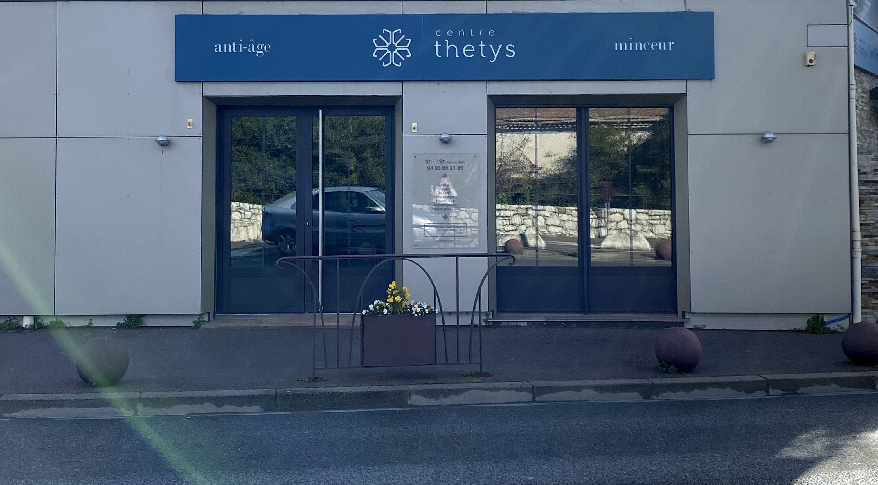 Entrée principale du Centre Thetys Pégomas, Provence-alpes-côte D'azur, FR, avec des portes vitrées.