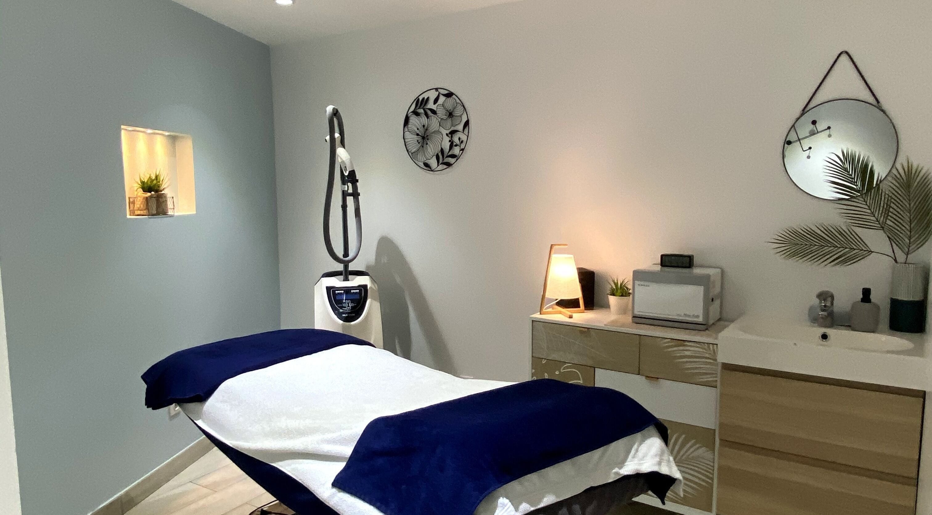 Salle de soin moderne au Centre Thetys Antibes à Antibes, Provence-alpes-côte D'azur, FR.