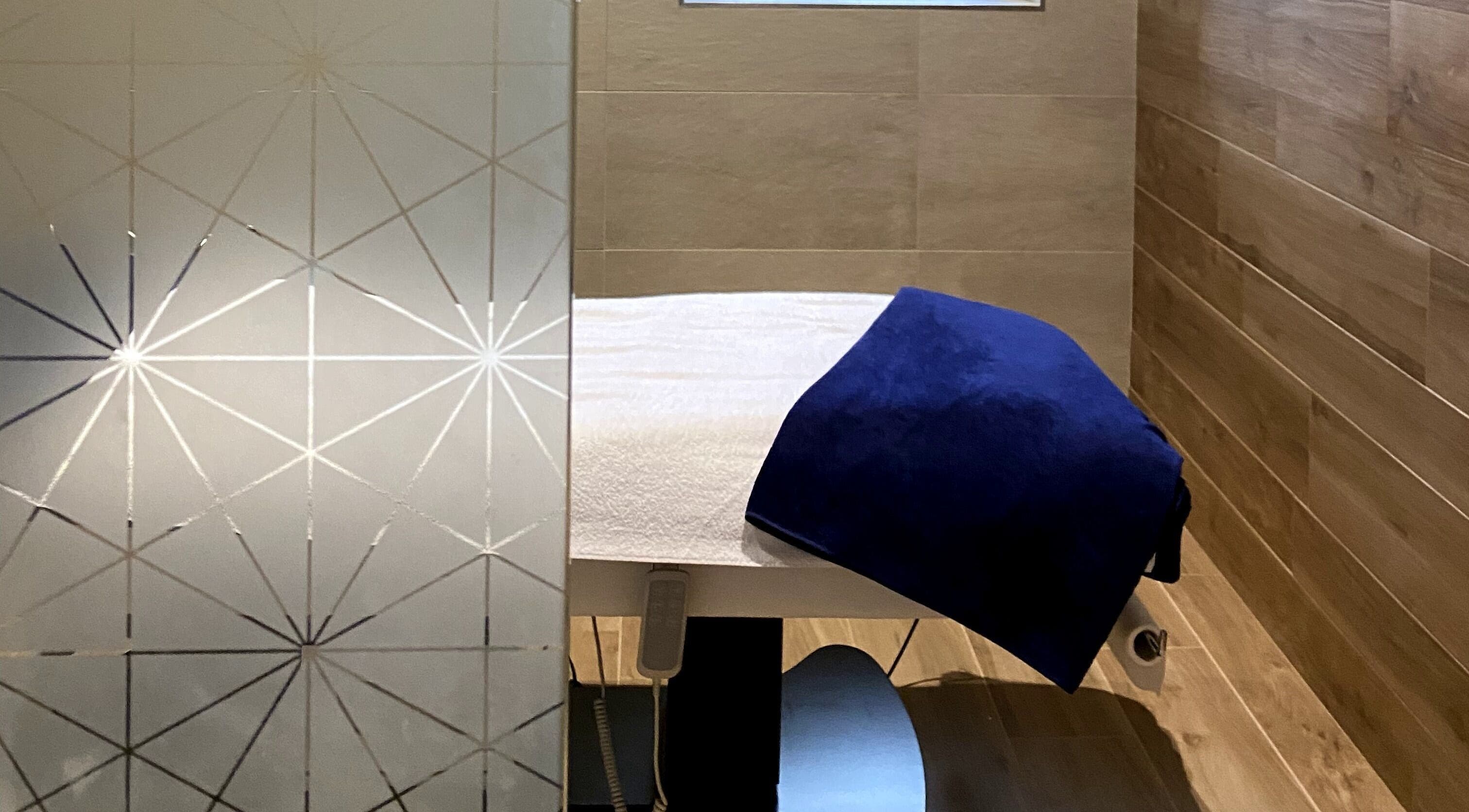 Table de massage moderne au Centre Thetys Pégomas, Pégomas, Provence-alpes-côte D'azur, FR.