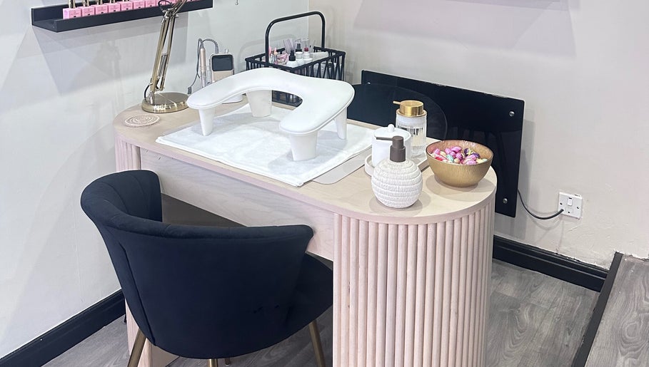 Chic nail station at Bydarcyella in Birmingham, England, GB featuring modern decor and luxurious seating.