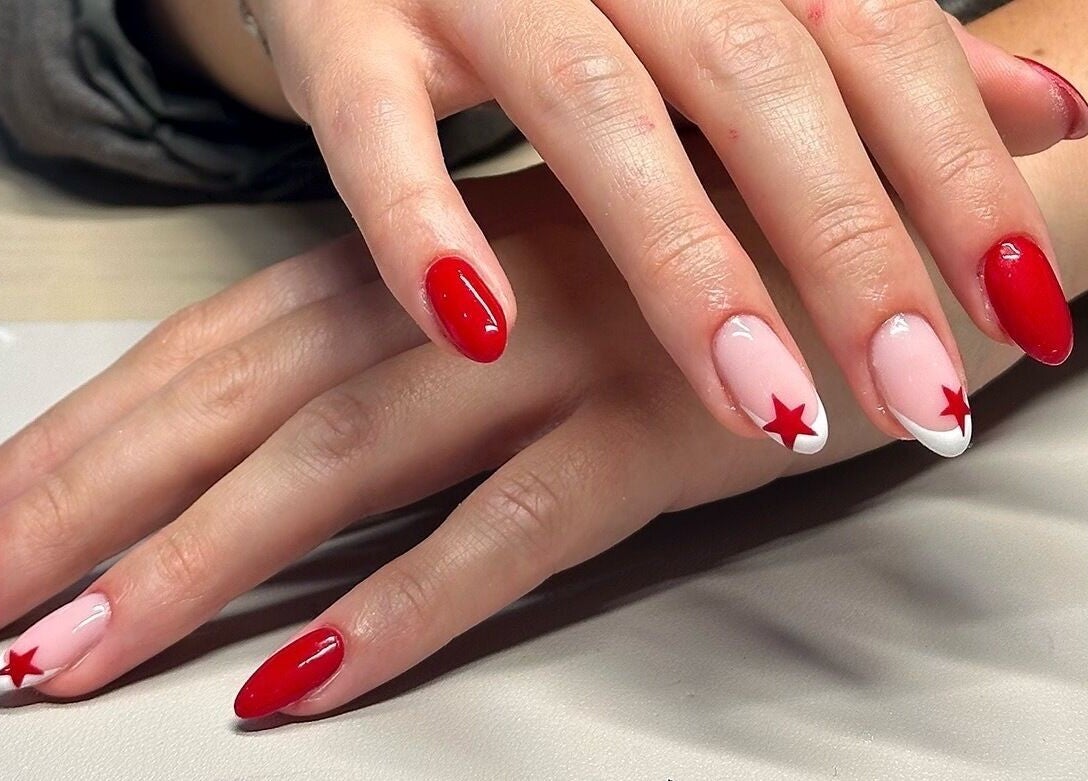 Red and pink star-themed nail art by Bydarcyella in Birmingham, England, GB.